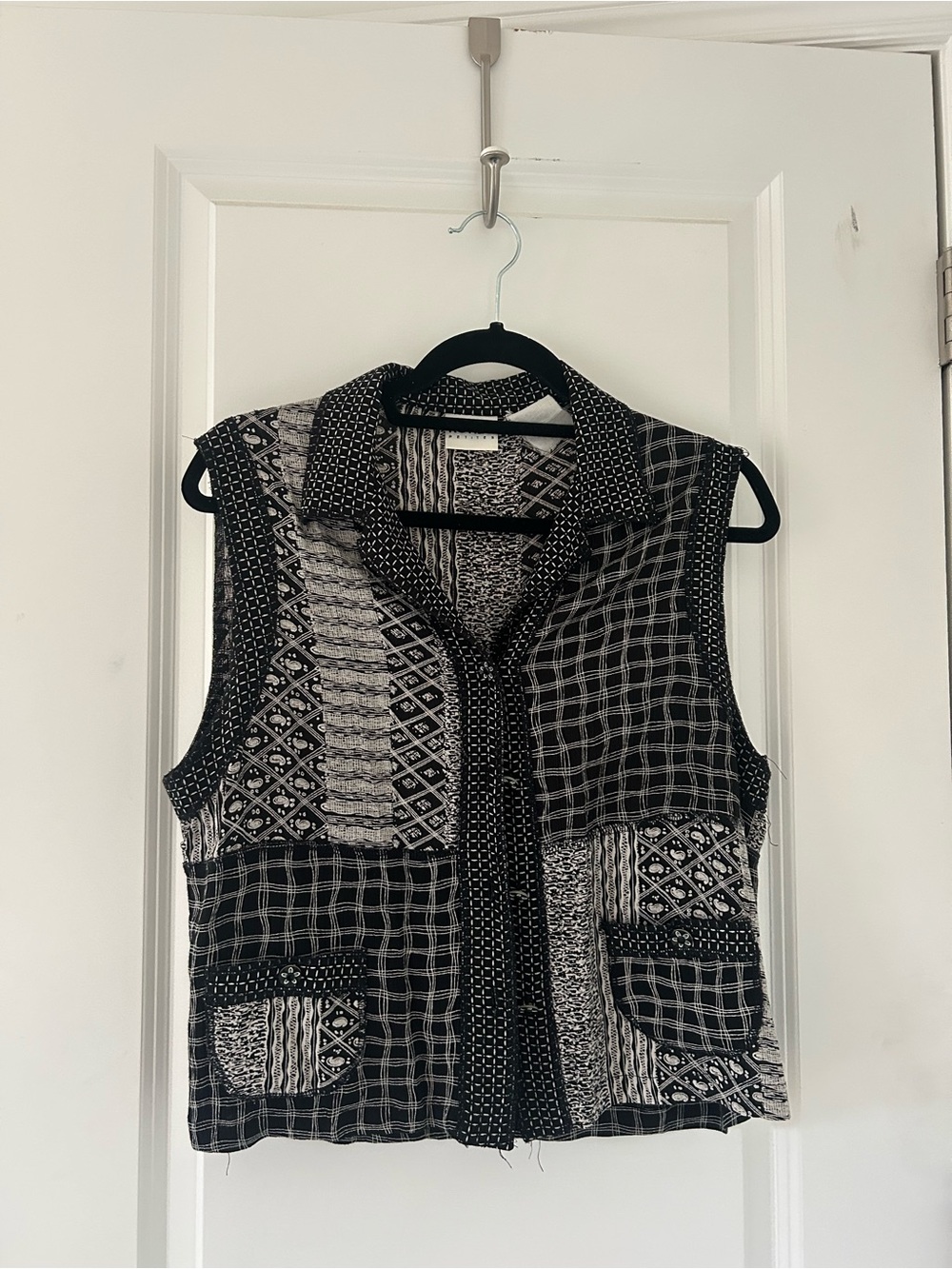 Koret Petite Black and White Patterned Sleeveless Top
